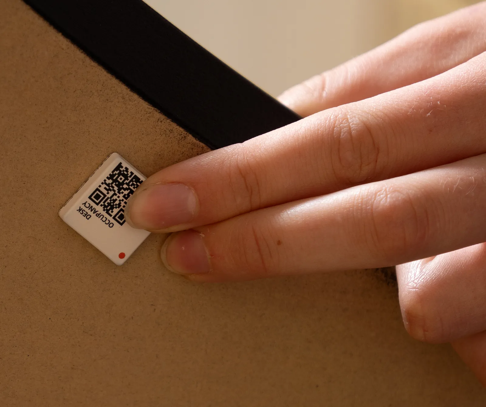 Desk-sensor monteret under en arbejdsplads
