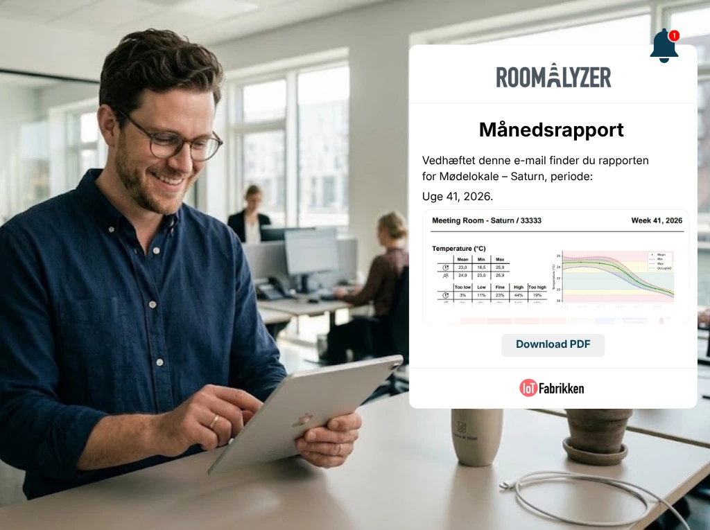 En person på et kontor læser en månedlig rapport på en tablet.
