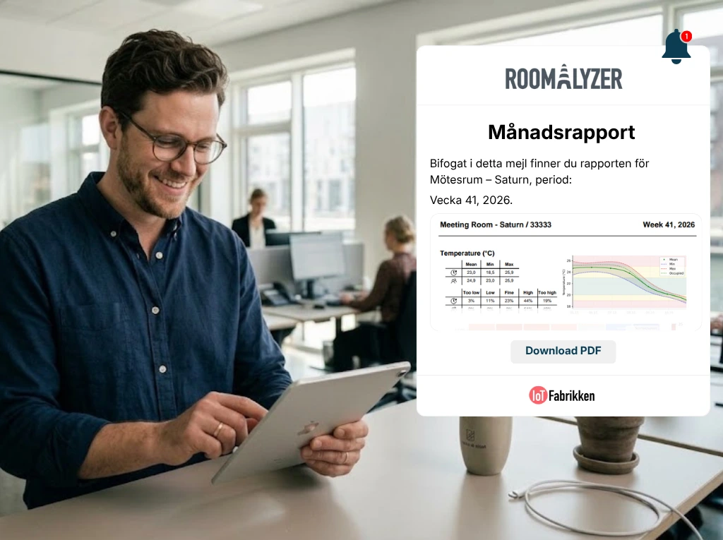En person på ett kontor läser en månadsrapport på en surfplatta.