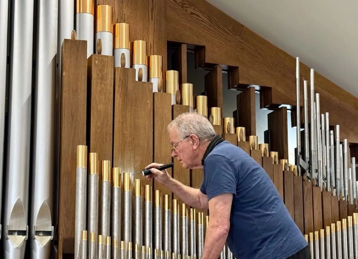 Specialist vedligeholder et historisk orgel