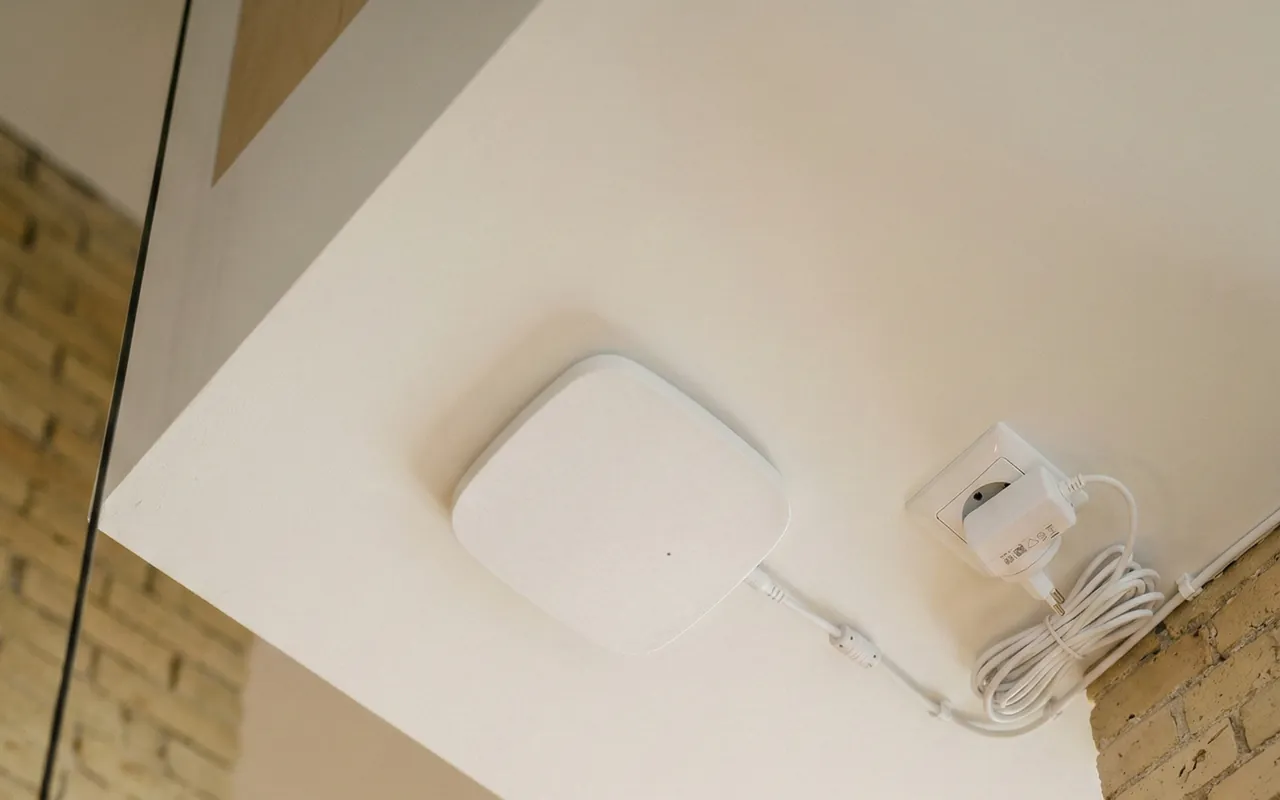 RoomAlyzer Cloud connector mounted on a ceiling, cellular gateway for wireless sensors