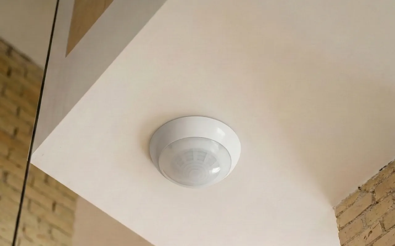 RoomAlyzer Space Motion sensor mounted on a ceiling, wireless PIR presence monitoring