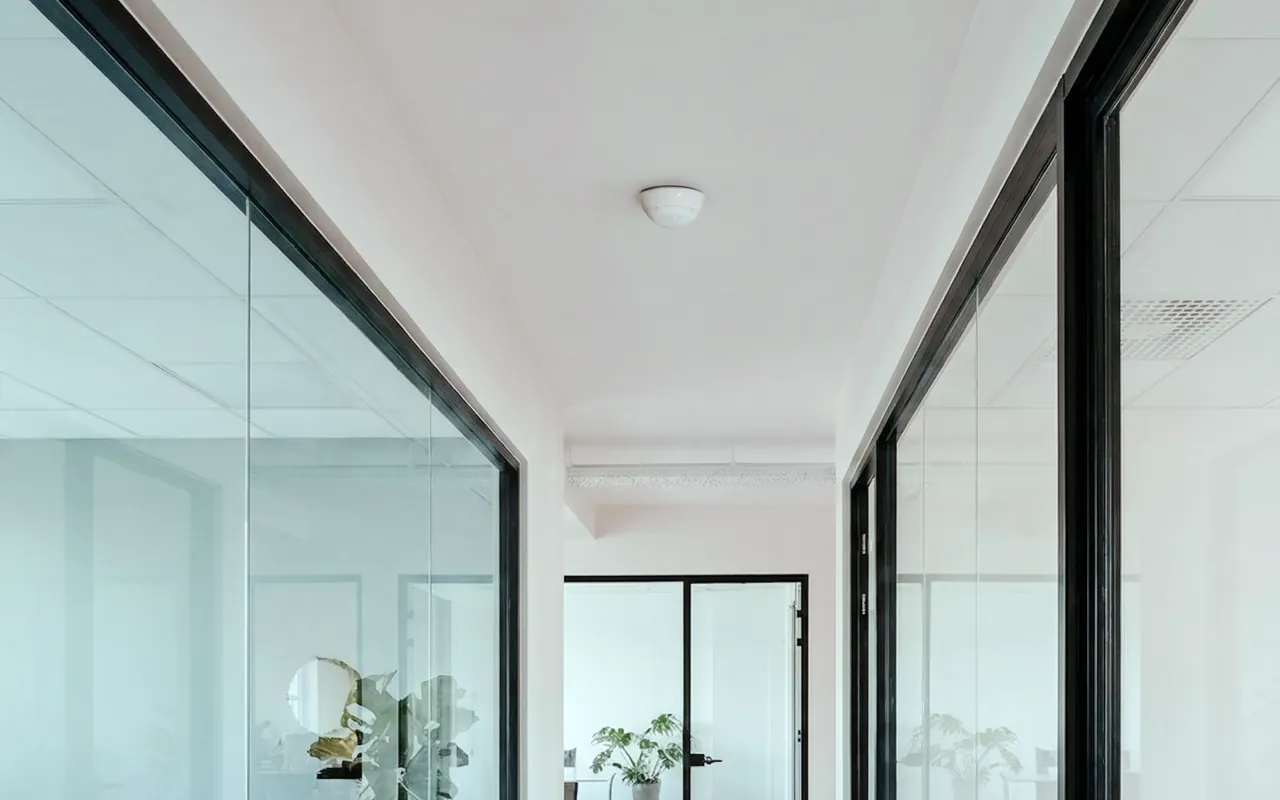 RoomAlyzer Space Motion sensor in an office ceiling, wireless PIR presence monitoring